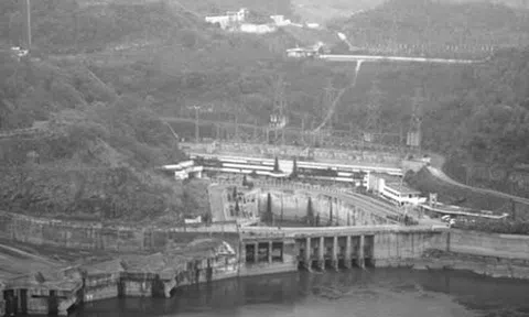 Bí mật lá thư \'chôn\' trong khối bê tông 10 tấn gửi hậu thế ở Thủy điện Hòa Bình